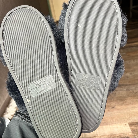 Luxurious Faux Fur Slippers - Black - Picture 3 of 6